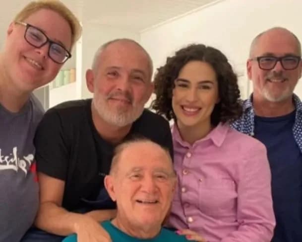 “Nunca fiz diferença”: Renato Aragão responde boatos sobre discriminar filha lésbica