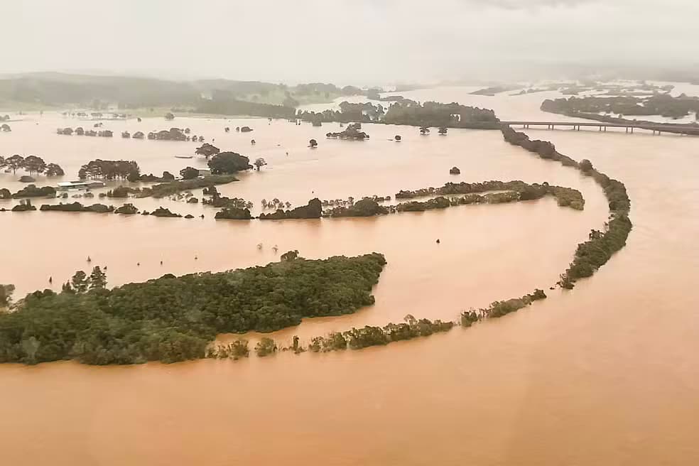 VÍDEO: Enchentes e inundações deixam 50 mil pessoas ilhadas e uma morta na Austrália