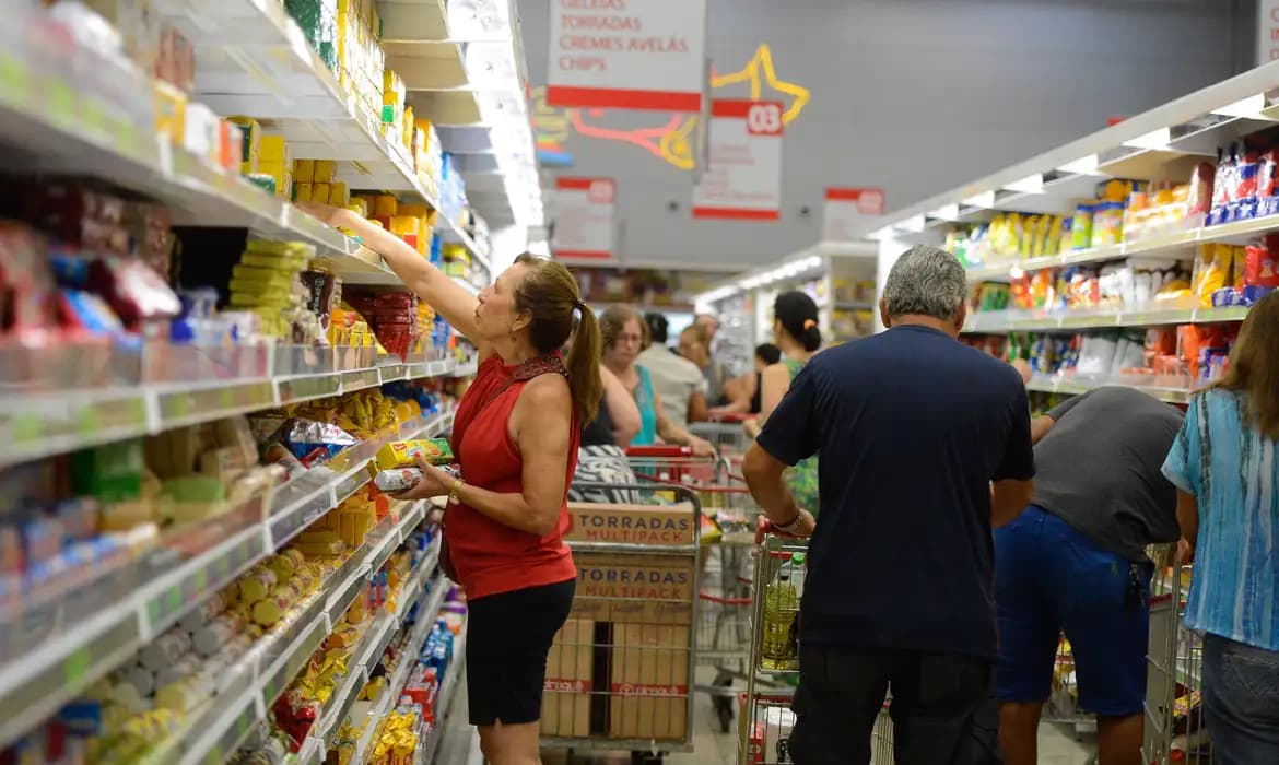 Inflação desacelera e fica em 0,43% em abril, aponta IBGE