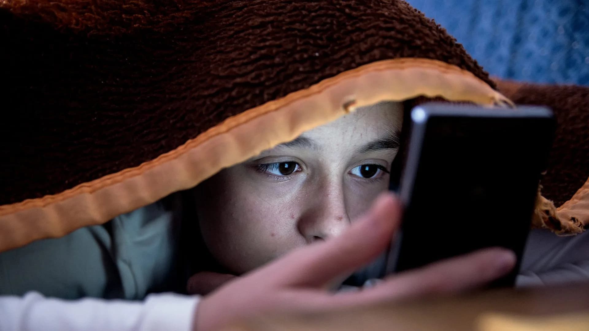 Uso de celular cai entre crianças e cresce entre idosos; veja os números