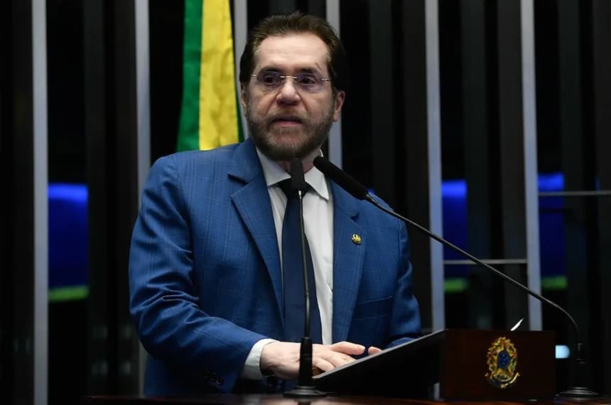 Plínio Valério critica destruição de balsas pela PF em Manicoré e Humaitá: “É pra mostrarem na COP 30”