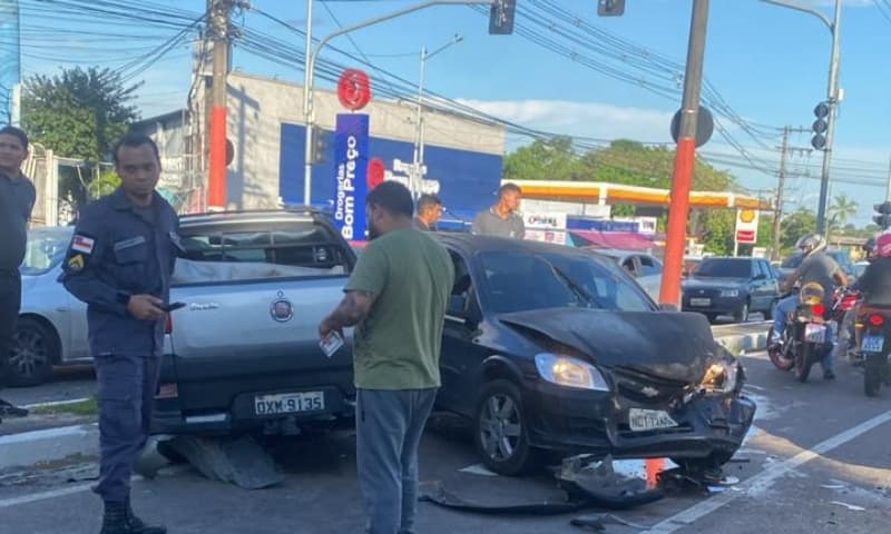 Acidente entre dois veículos trava trânsito na Ponta Negra em Manaus