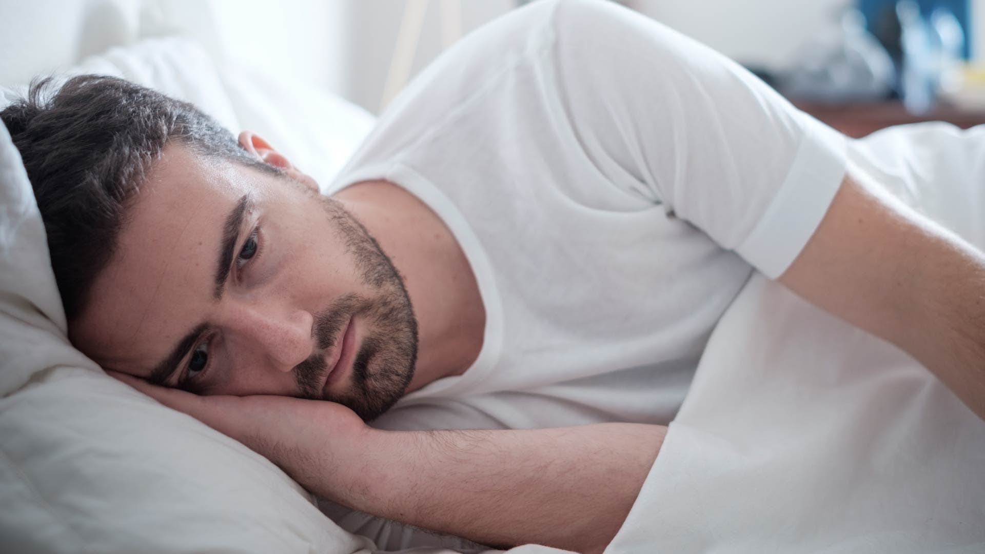 Entenda o que é clinomania, o desejo excessivo de ficar na cama