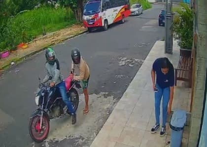 VÍDEO: Câmeras registram assalto a mulher em plena luz do dia na zona centro-oeste de Manaus
