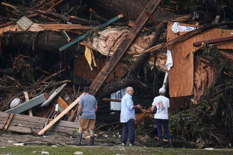 Acampamento de férias anuncia mortes de 27 meninas e monitoras em alagamentos no Texas; 11 seguem desaparecidas