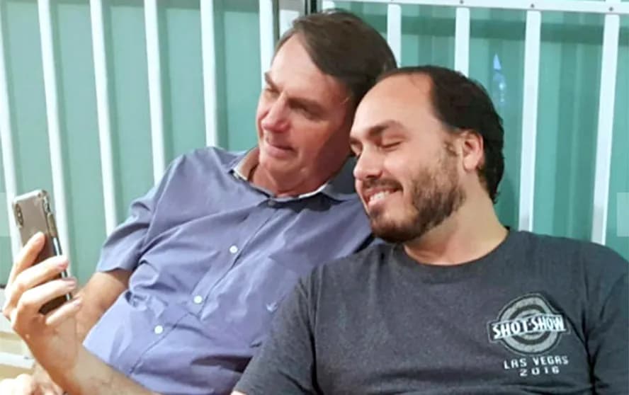 Carlos Bolsonaro diz que saúde do pai nunca esteve “tão ruim”