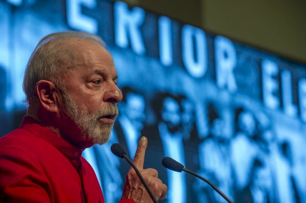 Lula diz que não vai desistir de criar moeda para substituir dólar: “Não preciso ficar subordinado”