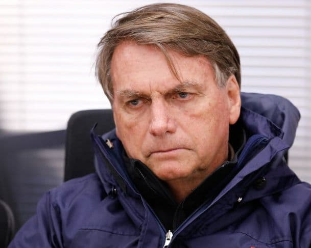 Bolsonaro segue em fisioterapia respiratória após procedimento, informa boletim médico nesta terça (30)