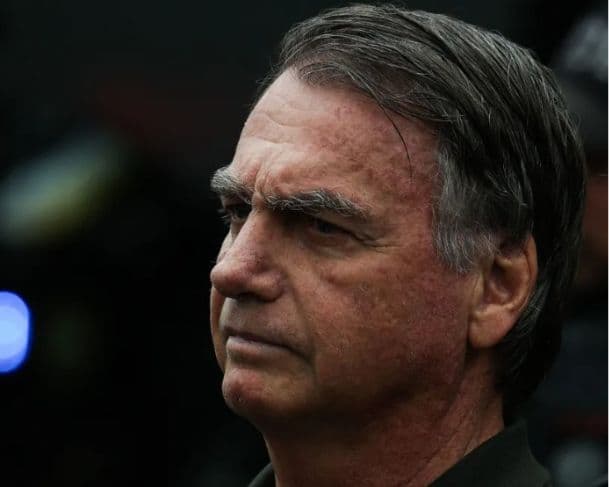 Bolsonaro pede autorização a Moraes para receber barbeiro em casa