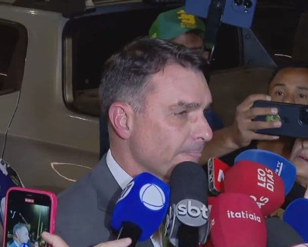“Ficou quase dez segundos sem respirar”, detalha Flávio Bolsonaro sobre mal-estar sofrido pelo ex-presidente