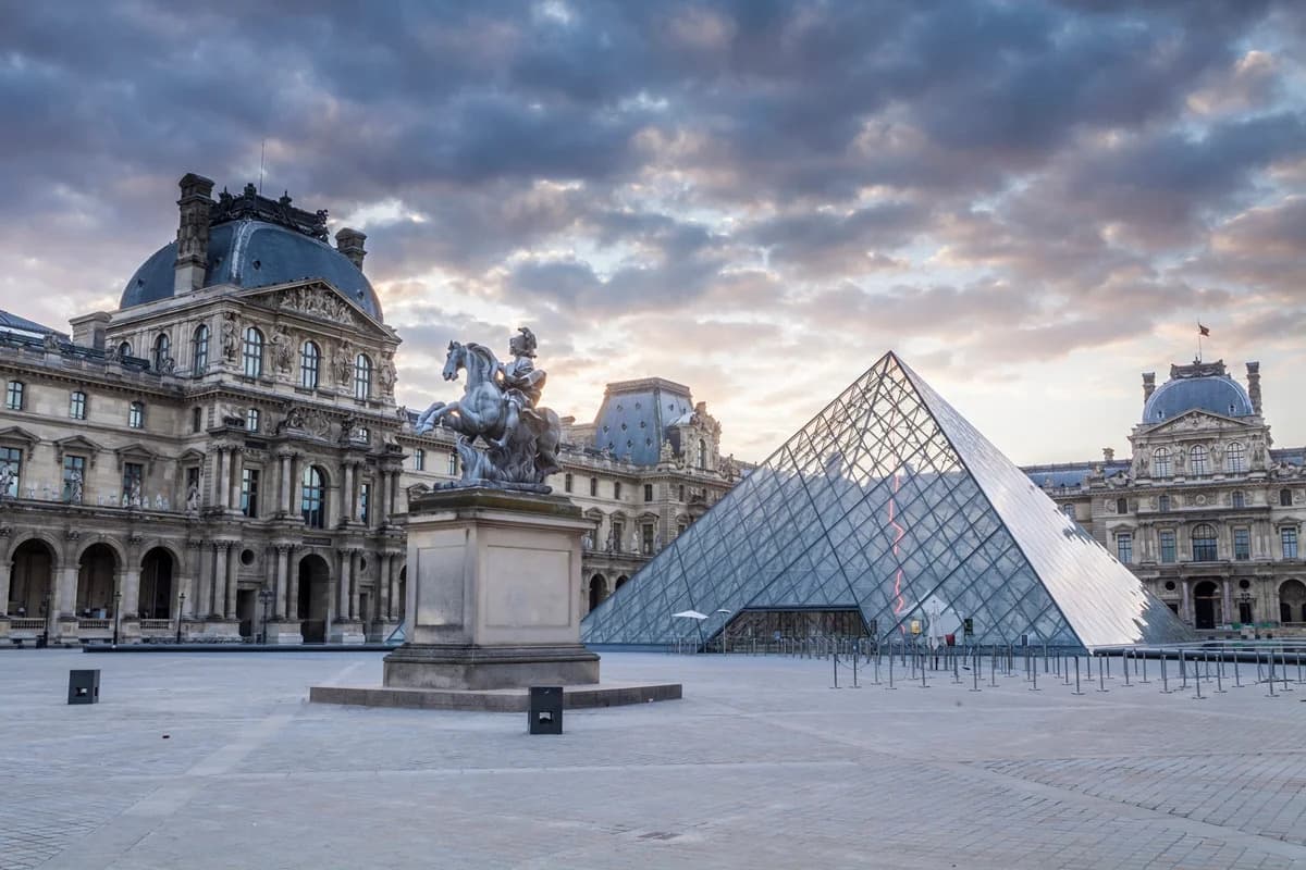 Polícia francesa prende 2 suspeitos de participar de roubo das joias do Museu do Louvre