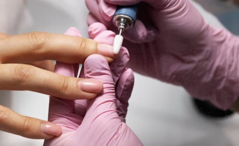Anvisa bane compostos de produtos para unhas e cosméticos