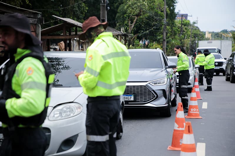 63 veículos são autuados por apresentarem pneus ‘carecas’ e motoristas sem CNH em Manaus