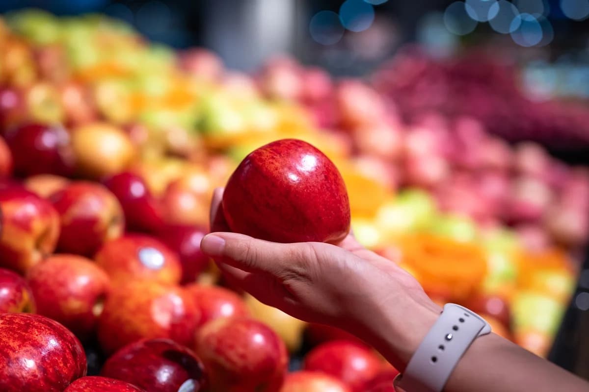 Uma maçã por dia: Conheça os benefícios da fruta na sua rotina