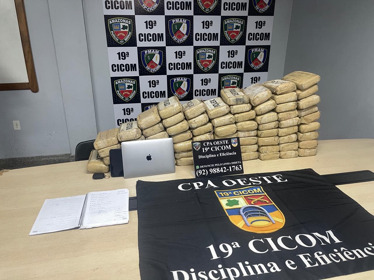 Dupla foge e abandona 70 kg de maconha na Ponta Negra, em Manaus