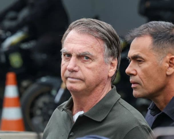 Michelle anuncia fim de cirurgia de Bolsonaro para tratar crises de soluços