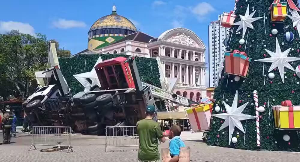 VÍDEO: Veja novas imagens da queda da árvore de Natal no Largo São Sebastião; uma pessoa morreu