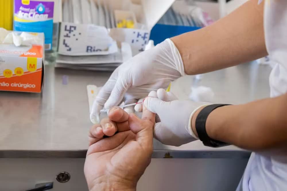 Com alta nos casos de Aids, Semsa reforça prevenção com a campanha Dezembro Vermelho