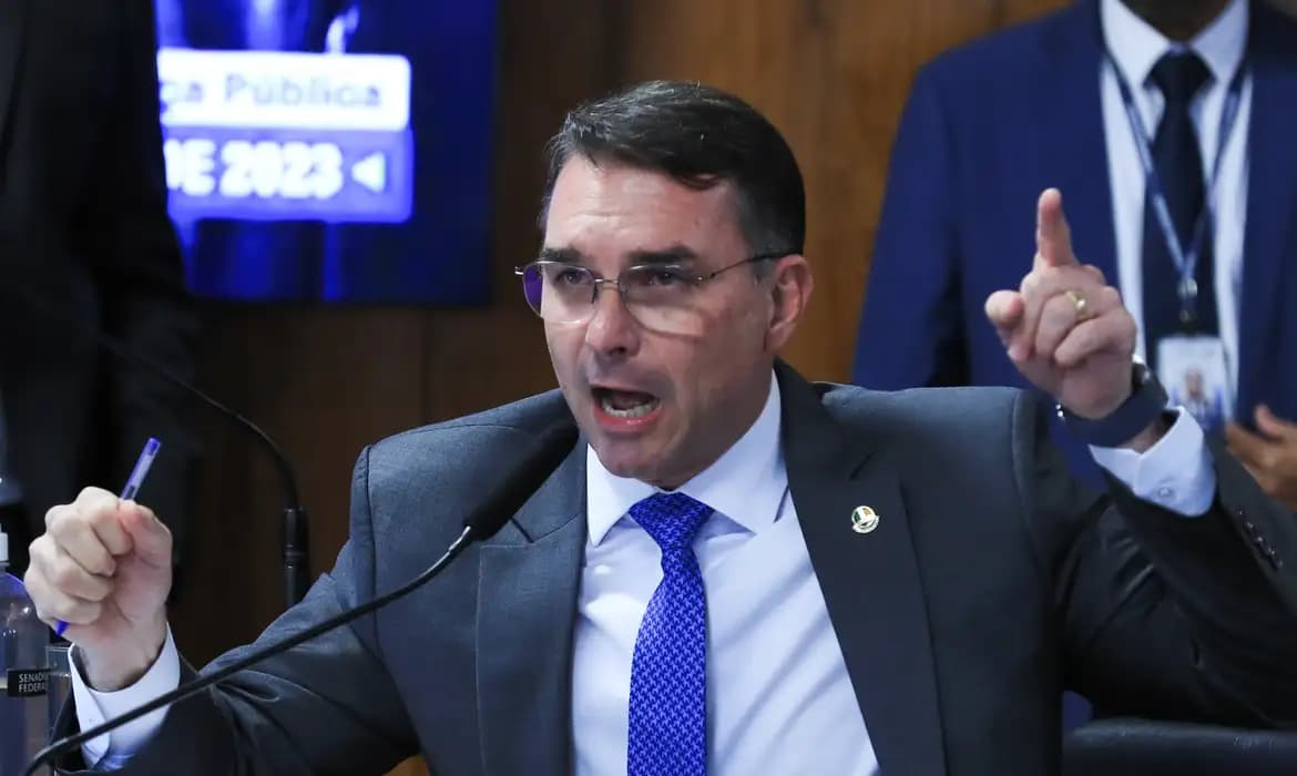 PCdoB vai à Justiça para barrar título de cidadão amazonense a Flávio Bolsonaro