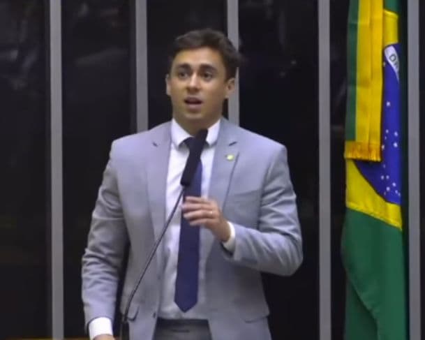 Nikolas se inspira em Milei e propõe reduzir em 50% os salários de políticos