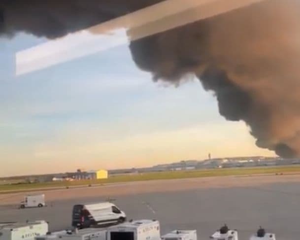 Avião de carga cai perto de aeroporto nos EUA