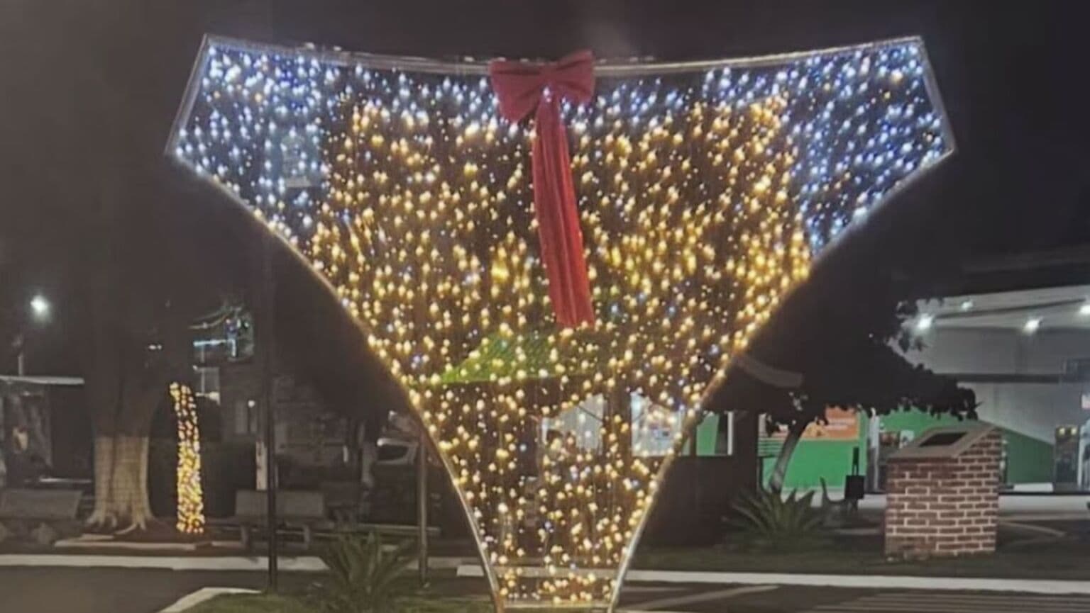 Natal inusitado: cidade de Minas brilha com decoração em forma de calcinha
