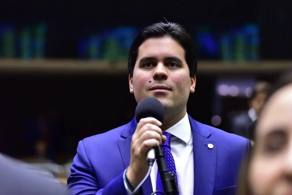 Ministro André Fufuca é investigado por abrigar funcionária fantasma na Câmara
