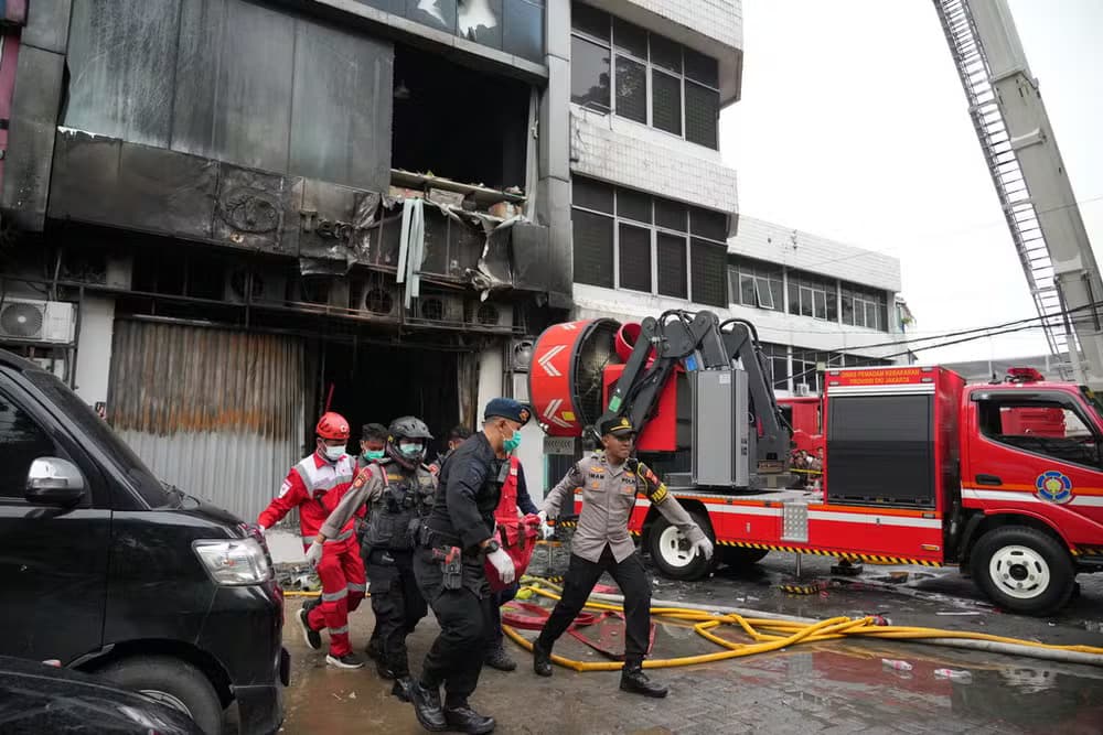 VÍDEO: Incêndio atinge prédio em Jacarta, na Indonésia, e deixa 17 mortos