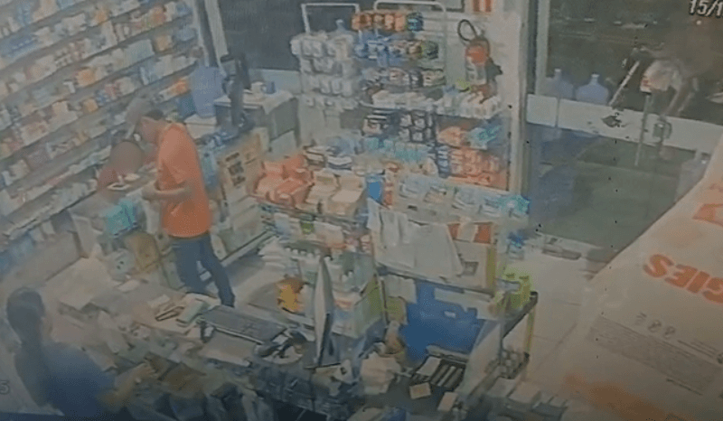 Em Manaus, ‘cliente’ entra, faz compra e anuncia assalto em drogaria