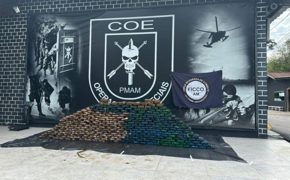 Polícia apreende 370 kg de cloridrato de cocaína em balsa no Rio Solimões