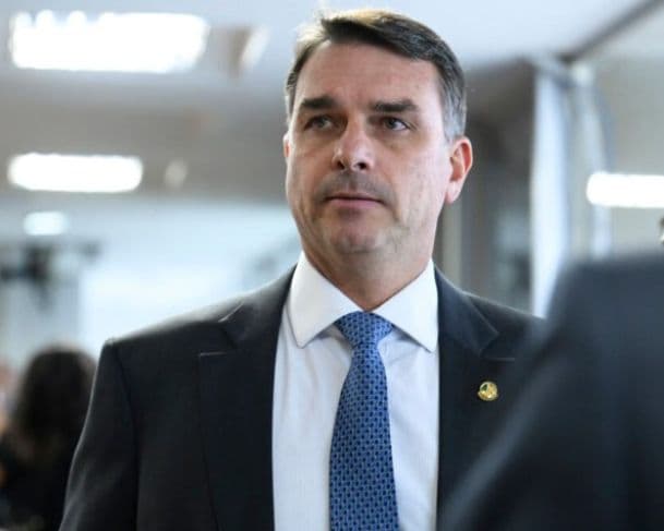 VÍDEO: Flávio Bolsonaro usa candidatura como moeda política: “tem um preço”