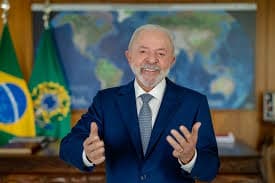 Lula vê isenção do IR como 14º salário e fala em comprar TV maior para Copa do Mundo