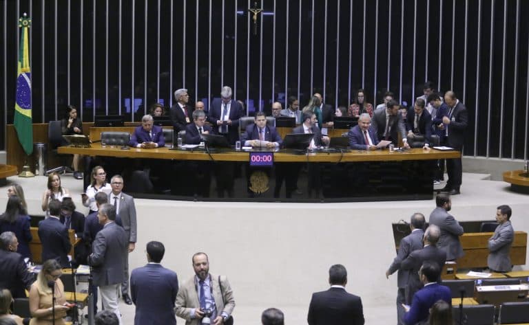 Projeto cria auxílio para famílias de policiais e bombeiros mortos em serviço