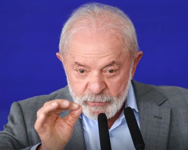 Lula faz exames e passará por cirurgia de catarata nesta sexta (30)