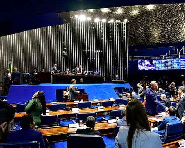 Discursos no Senado ficam mais curtos e viram “monólogos” voltados às redes sociais, aponta estudo