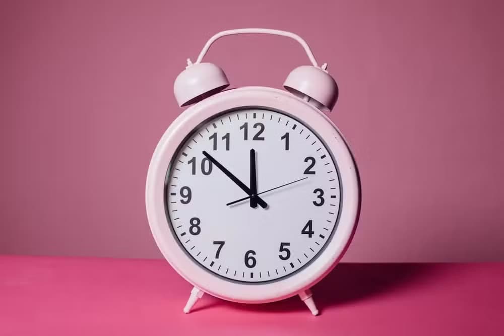 O tempo voou? Entenda a sensação de que o ano “passou voando” e como isso impacta na saúde mental