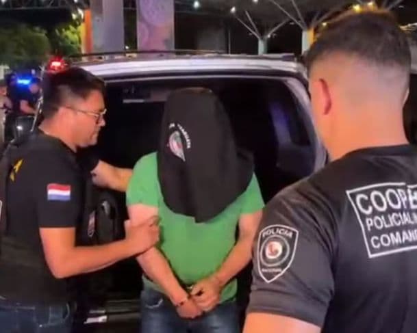 Encapuzado, Silvanei Vasques é entregue à Polícia Federal na fronteira com Paraguai
