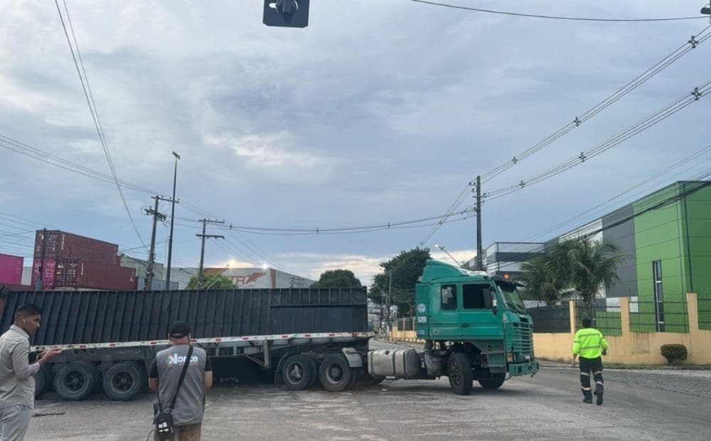 Contêiner de carreta tomba e causa congestionamento próximo ao Porto Chibatão