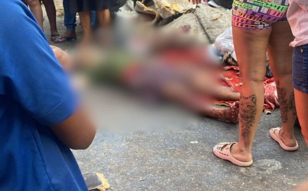IMAGENS FORTES: Homem é espancado, morto e tem corpo jogado em lixeira no bairro Compensa