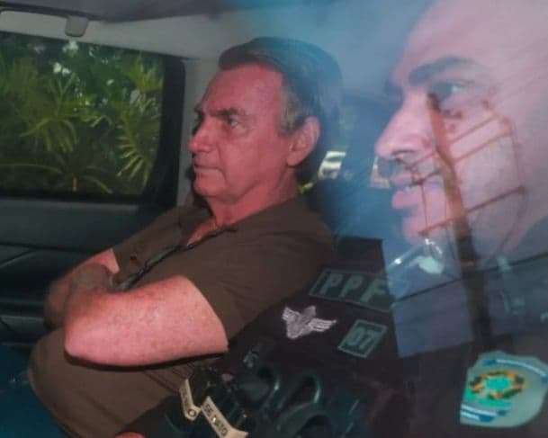 Bolsonaro passa por exames após queda; médico aponta traumatismo craniano leve