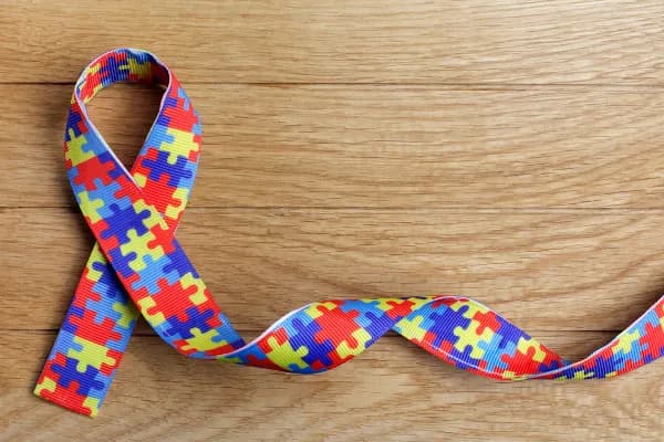 Autismo pode se manifestar cedo ou só na adolescência, aponta estudo