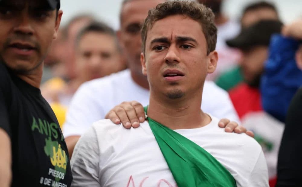 Nikolas se explica após vazamento de conversas com Vorcaro: “eu nunca chamei ele de lindão”