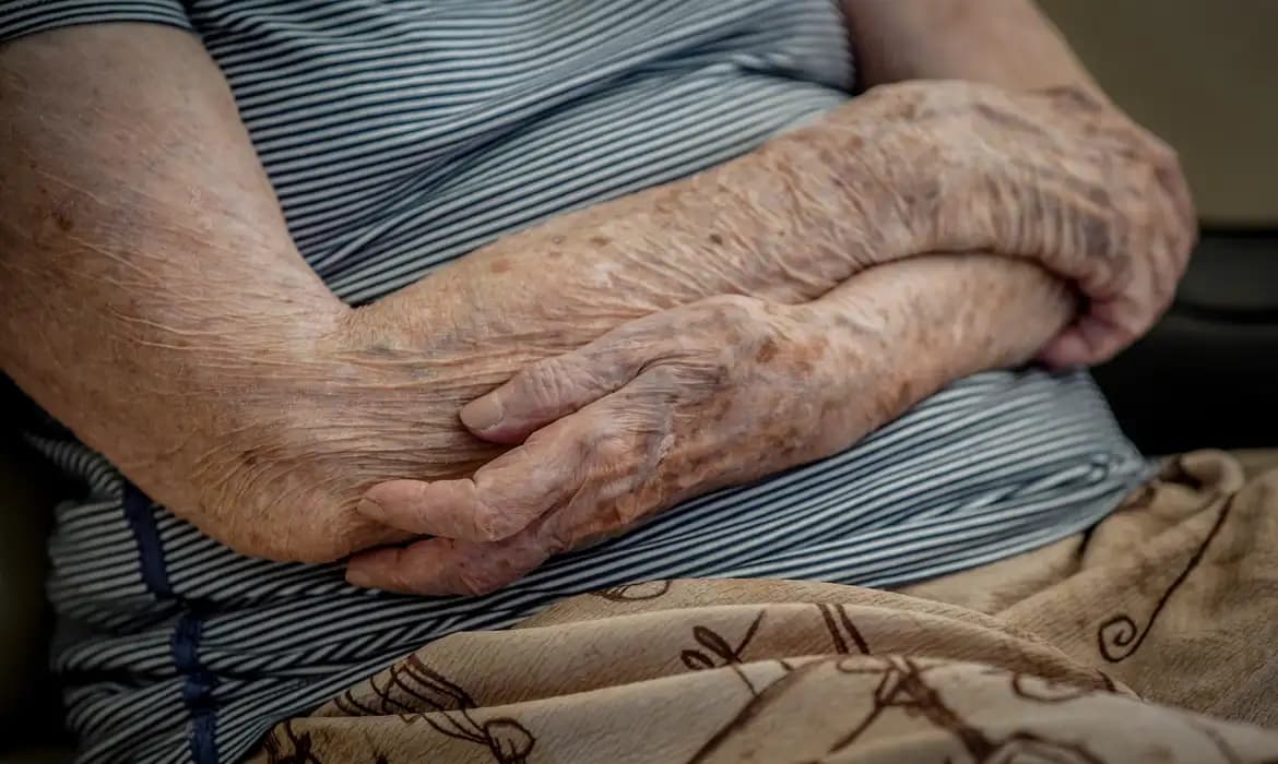 O que é o “cheiro de velho” e por que ele surge com o passar dos anos?
