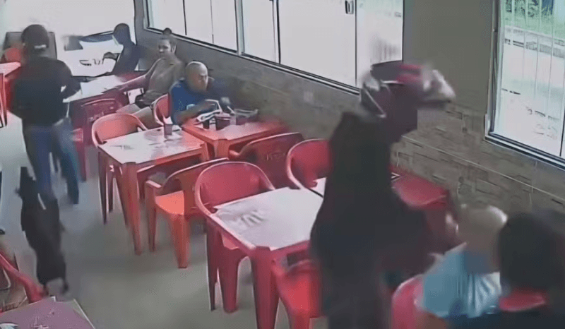 Criminosos armados rendem clientes em restaurante no Rio