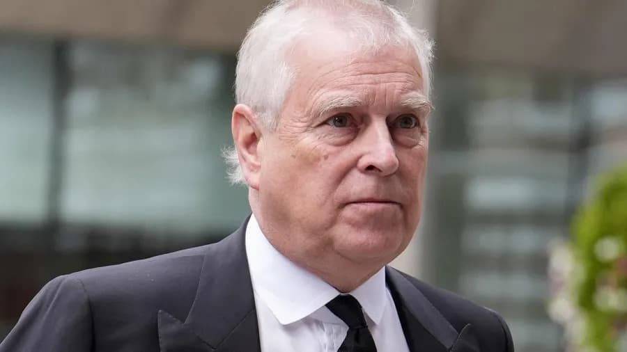 Ex-príncipe Andrew deixa palácio real após novas revelações do seu envolvimento no caso Epstein