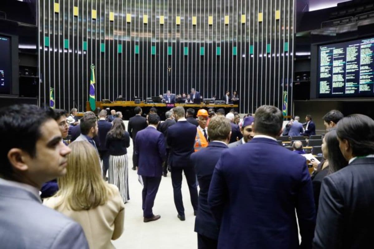 Câmara define relator da PEC que prevê fim da escala 6×1