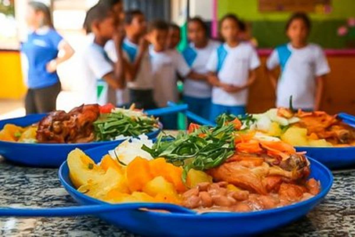 MEC anuncia reajuste de 14,35% na merenda escolar e critica seis anos sem correção