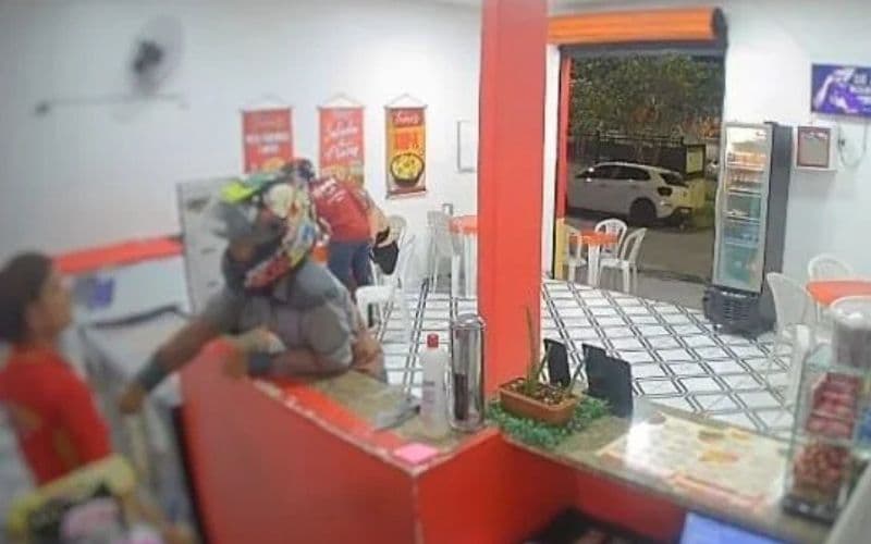 VÍDEO: Dupla de assaltantes rende vítimas e rouba celulares em Manaus