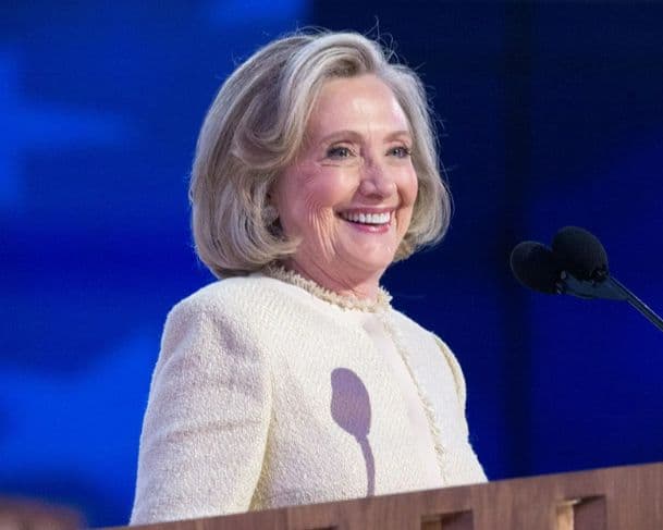 Hillary diz que governo Trump tentou ‘abafar’ caso Epstein e Casa Branca reage