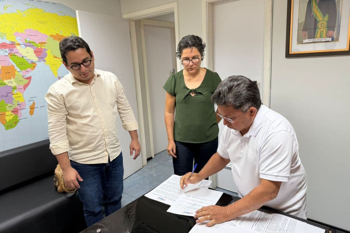Sinésio Campos assume federação Brasil da Esperança e articula 2026 no Amazonas